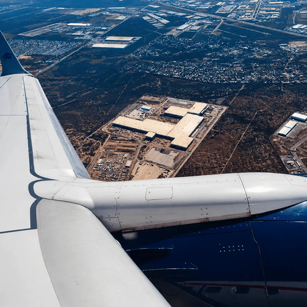 Luftaufnahme eines Industriegebiets in Mexiko aus einem Flugzeugfenster