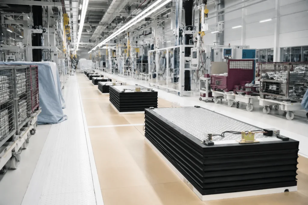 Automatisierte Produktionslinie in einer modernen Fabrikhalle